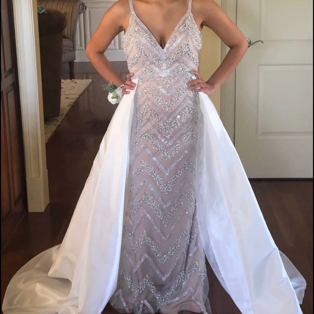 Prom Dress With Train and Pearl Details - Picture 3 of 5